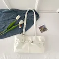 Minimalistische beige schoudertas van imitatieleer met vintage gesp en strakke afwerking - Wit