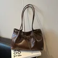 Bolso tote vintage de cuero sintético café oscuro con hebilla plateada y acabado mate - Sin colgante / Café Brillante
