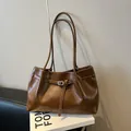 Bolso tote retro marrón caramelo en ante mate con hebillas y asas dobles para el hombro - Sin colgante / Marrón Metálico