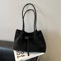 Bolso tote de ante mate negro con hebilla vintage y dos correas finas para el hombro chic - Sin colgante / Gamuza Negra