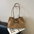 Bolso tote de ante marrón con correas dobles al hombro y detalle de hebilla de cuero - Sin colgante / Gamuza Marrón