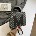 Τσάντα tote με καμβά με σχέδιο Μ και μαύρες δερμάτινες λεπτομέρειες με μακρύ λουρί - Μαύρο