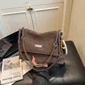 Sac à bandoulière rétro en daim marron avec chaîne argentée et pompon en perles - Marron
