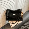 Sac à bandoulière noir mat avec chaîne argentée et charm en perles de bois naturel - Noir