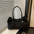 Grand sac cabas rétro en daim noir avec boucle métallique et longues bandoulières - Noir