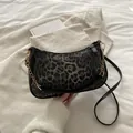 Bolso medialuna vintage con estampado de leopardo gris oscuro y cadena dorada - Negro