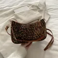 Bolso medialuna de leopardo con cadena dorada y elegantes detalles marrones - Marrón