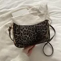 Bolso de hombro retro con estampado de leopardo, correa de cuero y cadena dorada - Marrón