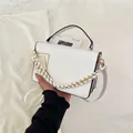 Sac à bandoulière carré blanc avec chaîne tissée dorée et détails métalliques - Blanc