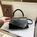 Schicke schwarz-weiße Quadratische Tasche mit Schlangenhaut-Prägung und goldener Hardware - Schwarz