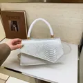 Elegante weiße quadratische Umhängetasche mit grauer Schlangentextur und Golddetails - Weiß