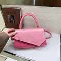 Leuchtend rosa Handtasche mit Schlangenmuster-Klappe und klobigem Griff für Damen - Rosa