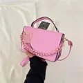 Sac bandoulière rose avec boucle géométrique dorée et détail de chaîne tressée - Rose