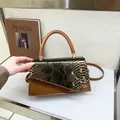 Minimalistische Umhängetasche in Karamelbraun mit Schlangenmuster und glänzendem Lackleder - Braun