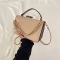 Sac à main beige en similicuir avec boucle dorée et détail de chaîne tressée - Kaki
