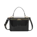 Minimalistische schwarze Lackleder-Box-Tasche mit goldenen Beschlägen für Damen - Schwarz