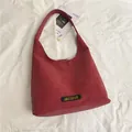 Sac fourre-tout rouge foncé avec logo tissé et finition élégante en cuir souple - Rouge