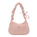 Sac croissant rose plissé avec nœud argenté et bandoulière bouffante sur fond blanc - Rose