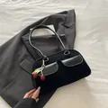 Bolso de ante negro con bolsillos de cuero brillante y llavero de cereza roja - Con Colgante de Cereza / Negro