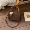 Braune Umhängetasche mit Leopardenmuster, flauschigem Anhänger und Schultergurt - Mit Anhänger / Braun
