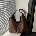 Braune Hobo-Schultertasche mit Leopardenmuster, Baseball-Anhänger und Silberdetails - Mit Anhänger / Braun