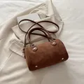 Sac Boston vintage en daim marron avec logo M'DoLnu gaufré et détails dorés - Marron