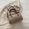 Sac Boston en daim marron avec bandoulière réglable et détails dorés vintage - Kaki