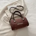 Mini sac Boston en daim marron foncé avec logo brodé et bandoulière réglable - Marron