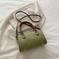 Sac Boston rétro en daim vert avec poignées brunes et broderie, style minimaliste - Vert