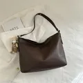 Grande borsa tote in pelle marrone scuro con ciondolo a forma di orsetto - con portachiavi / Marrone