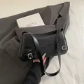 Schicke schwarze Leder-Achseltasche mit silbernen Schnallen und Kreuzriemen - Schwarz