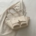 Beige Tragetasche aus Kunstleder mit Vordertaschen und eleganter Lychee-Struktur - Weiß