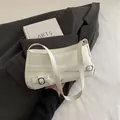 Weiße Leder-Schultertasche mit Gürtelschleifen-Detail und modischer Metallschnalle - Weiß