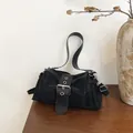 Bolso baguette negro minimalista con correa de cuero, acabado mate y hebilla plateada - Negro