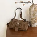 Bolso baguette retro de ante marrón café con hebilla plateada y correa detalle - Marrón