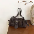 Bolso baguette de ante marrón café con hebilla grande y correa de hombro ajustable - Marrón