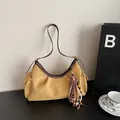 Sac hobo en daim jaune gingembre avec breloques vintage et bordure en cuir marron - Chameau