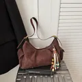 Sac hobo marron en suédine avec pompon ethnique et détails en métal doré - Café