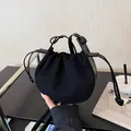 Sac seau minimaliste en daim noir avec cordon de serrage et poignée en cuir lisse - Noir