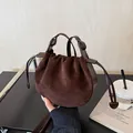 Καφέ σουέτ τσάντα bucket με κομψή υφή με πιέτες και ασορτί λαβή χειρός - Καφέ