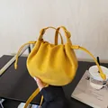 Sac seau minimaliste en daim jaune vif avec bandoulière réglable et cordon serrage - Jaune