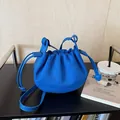 Sac seau bleu Klein en suédine avec cordon de serrage et design plissé nuage - Bleu