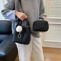 Conjunto de bolso cubo de cuero granulado negro con colgante de pompón y perlas - Negro Con Colgante