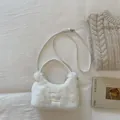Sac à main en peluche blanche avec étiquette en cuir et bandoulière réglable chic - Sans Pendentif / Blanc