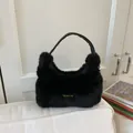Schicke schwarze Plüsch-Handtasche mit Love Every Day Anhänger und Ledergriffen - Ohne Anhänger / Schwarz