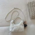 Weiße Plüsch-Handtasche aus Kunstfell mit Lederriemen und süßem Bärenanhänger - Mit Bärenanhänger / Weiß