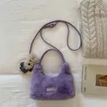 Schicke lila Webpelz-Handtasche mit Textaufnäher und süßem Bären-Schlüsselanhänger - Mit Bärenanhänger / Lila