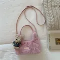 Rosafarbene Plüschtasche aus Kunstpelz mit Bärenanhänger und Leder-Schultergurt - Mit Bärenanhänger / Rosa