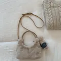 Plüsch-Umhängetasche in Aprikose mit Kunstpelz und einem süßen Bärenanhänger - Mit Bärenanhänger / Hellbeige