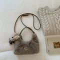 Plüsch Umhängetasche in Hellbraun mit Love Tag und Hundeanhänger für den Herbstwinter - Mit Bärenanhänger / Dunkles Khaki